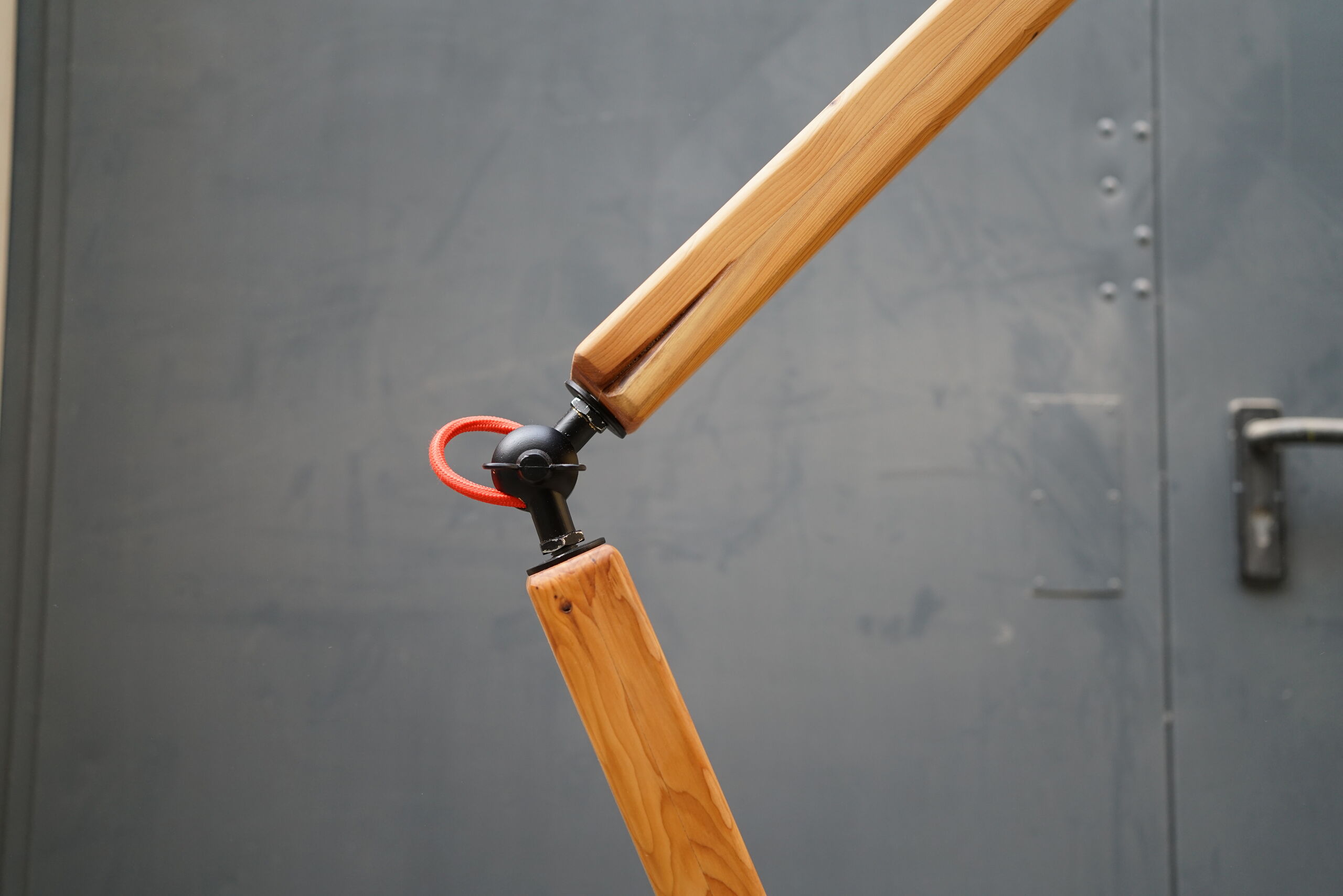 Naturwert GmbH - Produkte aus Holz - Lampe Hannes im Detail mit rotem Textilkabel